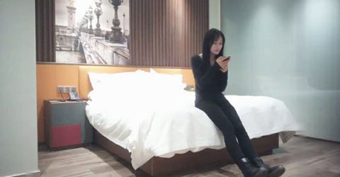 网约漂亮小姐姐蹲在地上吃鸡巴,搂着脖子抱起来操,最后冲刺搞的妹子太爽了 KM  - YELAI Home Make Videos[]