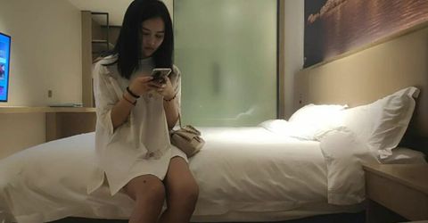 小马寻花约白衣外围妹子,蹲着深喉口交,后入撞击啊啊叫操的受不了 KM  - YELAI Home Make Videos[]